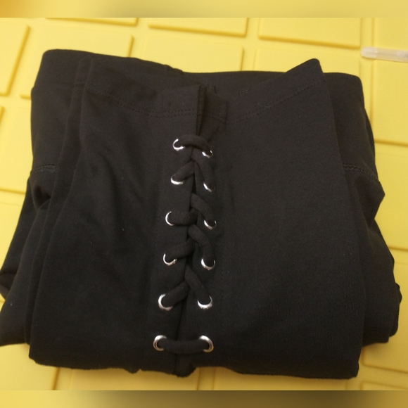 Sz 16 NWT ZIM & ZOE Active Black Crop Leggings with Eyelet Detail above Ankles - Picture 11 of 15